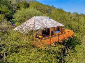 1 Bedroom Secluded and Luxurious Treehouse with Hot Tub in Woodland near Bratton Clovelly, Devon, England